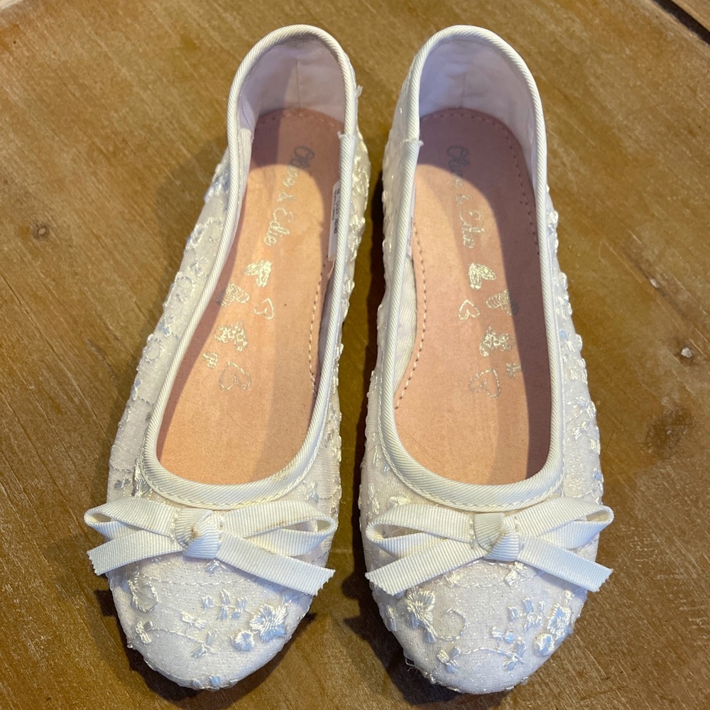 Girls size 1 white lace ballet flats.